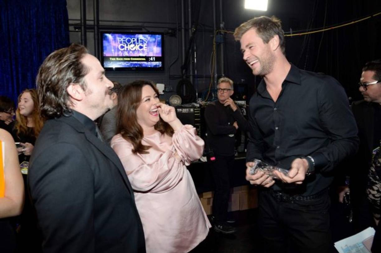 Melissa McCarthy con su esposo Ben Falconcone y el actor Chris Hemsworth.
