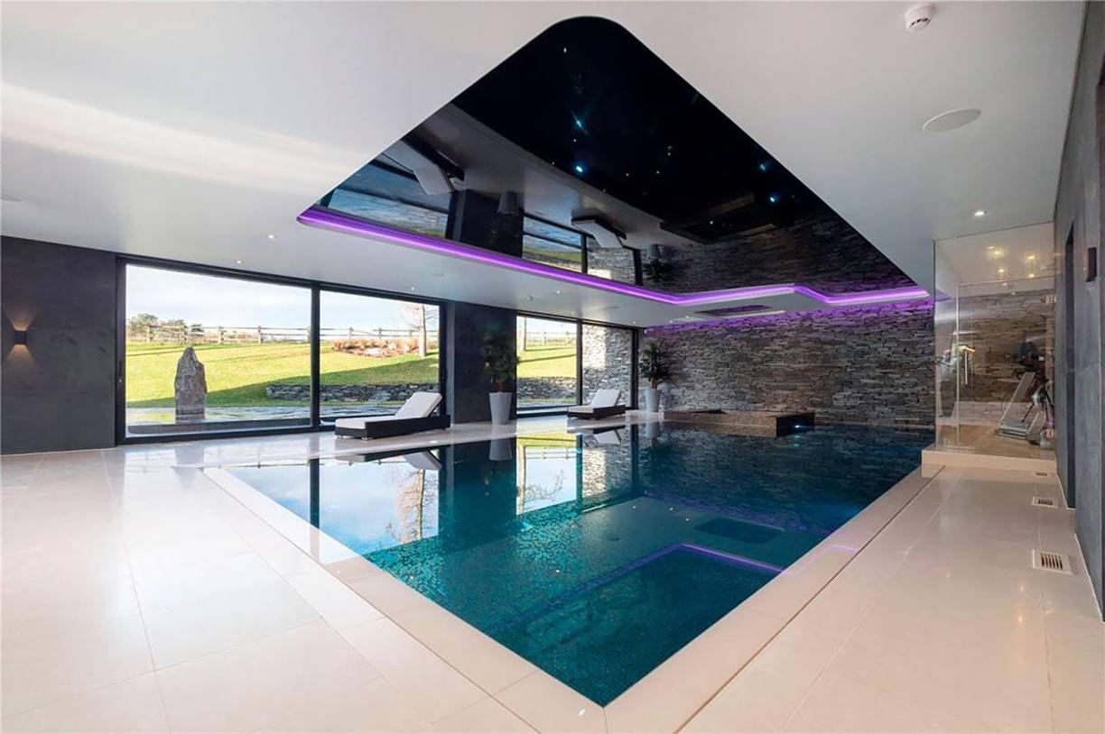Esta es la otra gran piscina que posse la residencia que ha puesto a la venta el astro portugués.