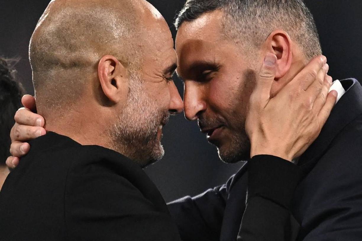 Pep Guardiola celebrando la conquista de la Champions League con uno de sus asistentes.