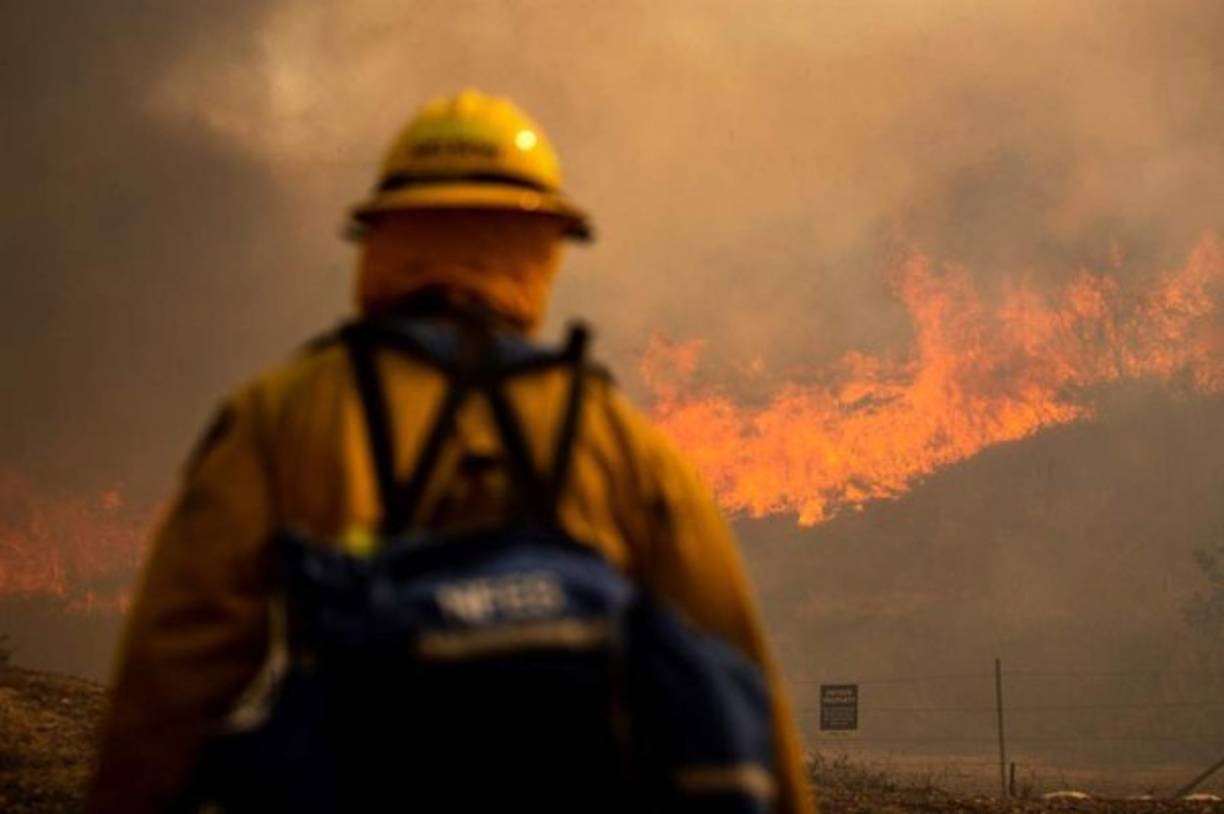 Un incendio de rápido avance estalló este lunes a primera hora cerca de Los Ángeles (California, EEUU), obligando a evacuar a unas 60,000 personas después de quemar más de 800 hectáreas en pocas horas.