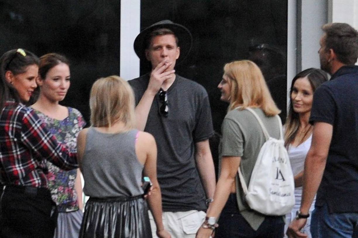 Wojciech Szczesny reveló cómo ocurrió el famoso episodio del cigarro en el vestuario y que le costó su salida precipitada del Arsenal en el verano de 2015. “En ese momento, era un fumador habitual y el entrenador lo sabía muy bien. Simplemente no quería que fumara en el vestuario y yo lo respetaba. Sin embargo, debido a las emociones del partido (una derrota ante el Southampton en 2015), decidí fumar un cigarrillo frente a mis compañeros de equipo. Fui a una esquina de la ducha para que nadie pudiera verme y encendí un cigarrillo allí”.