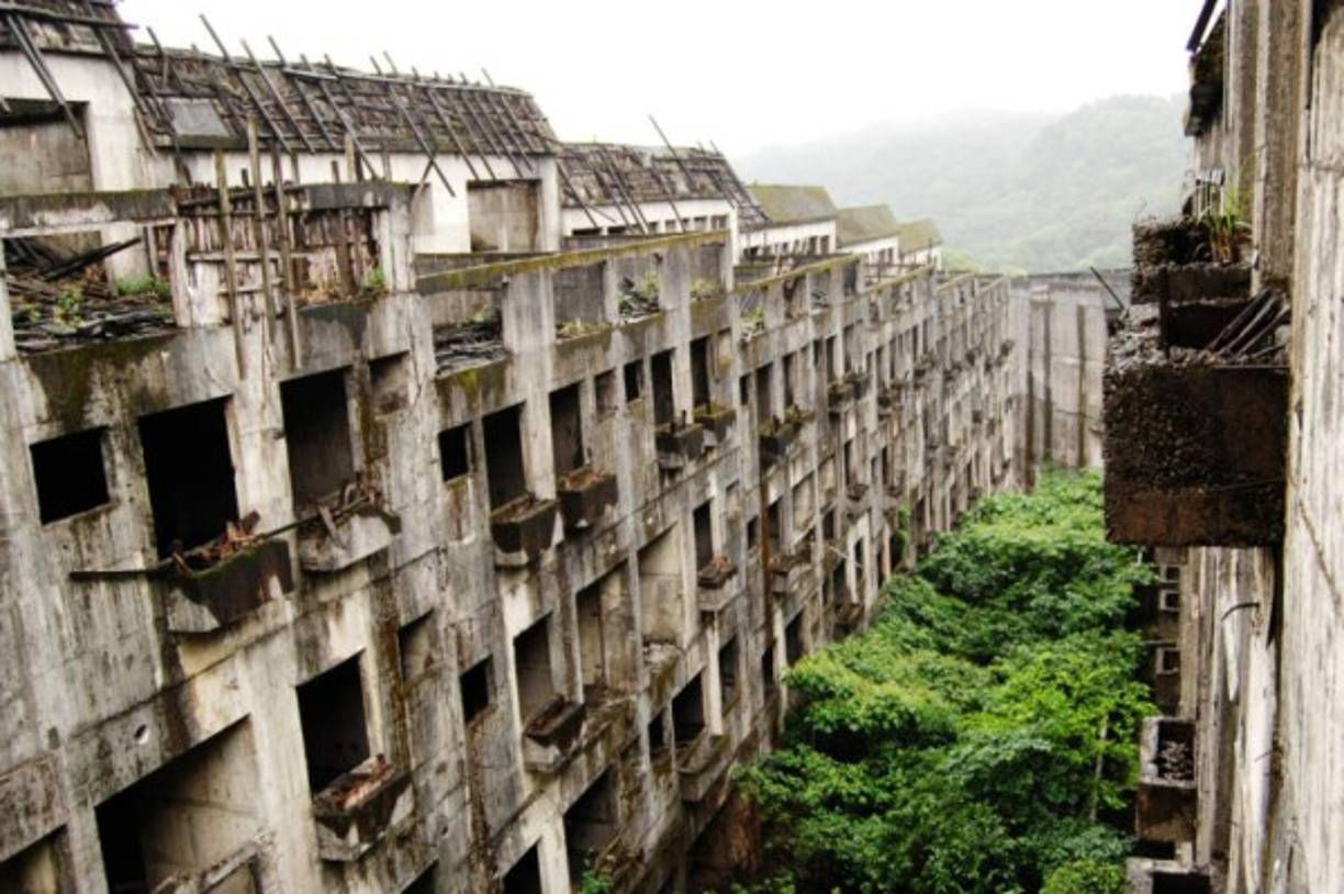 Isla Hashima en Japón. Durante 1974, esta isla fue una principal mina de carbón.Contaba con más de 83,000 habitantes. La estructura de la isla fue diseñada para soportar los tifones.<br/><br/>Imagen tomada de http://escapandodelacaverna.com/2015/11/23/hashima-la-isla-del-silencio/