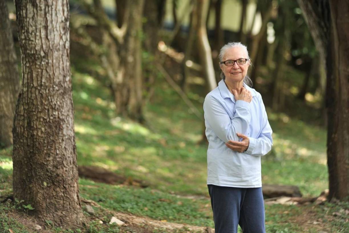 Helen Umaña - Una de las escritoras más sobresalientes de la literatura hondureña, nacida en Ocotepeque. Una ferviente crítica literaria, ensayista y poeta. A través de los años se ha colocado como una referente de la crítica literaria en nuestro país. Algunas de sus obras son: “Literatura Hondureña Contemporánea” (1986), “ Ensayos sobre literatura hondureña” (1992), “Panorama crítico del cuento hondureño” (1999); “La Pastorela del Diablo y otros escritos sobre el padre José Trinidad Reyes” (2006); “Literatura y Tradición Oral de los Pueblos Originarios y Afrohondureños” (2018), entre otros.