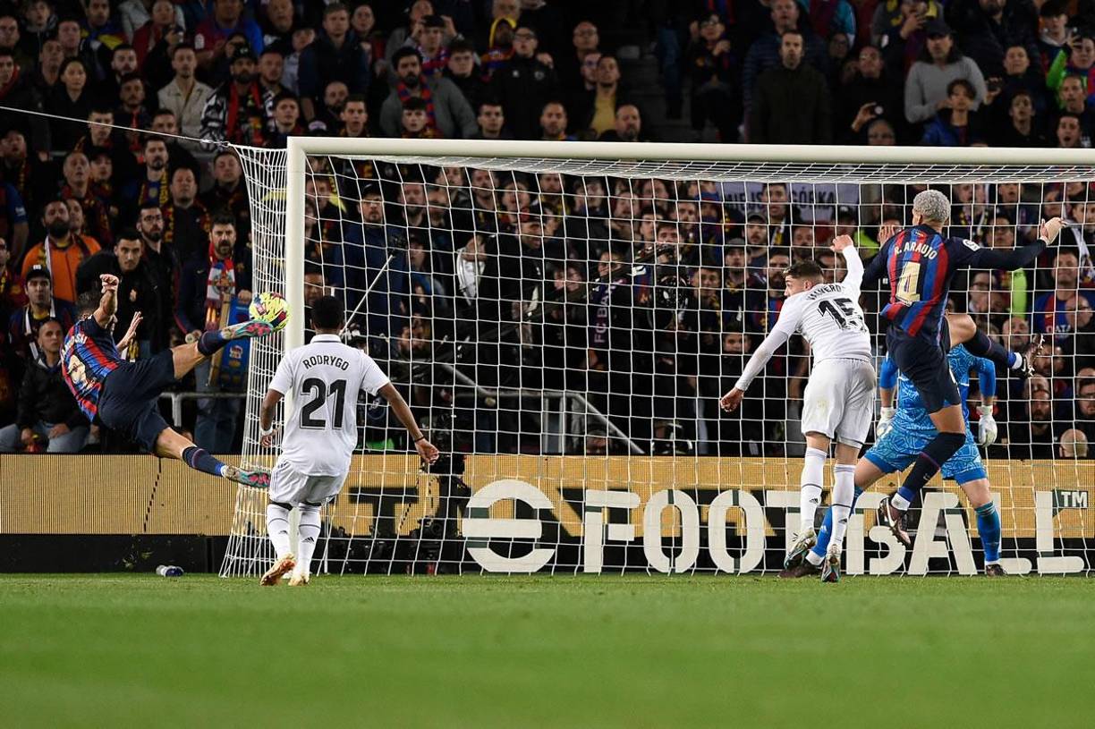 Robert Lewandowski buscó marcar con esta volea, pero su disparo salió desviado.