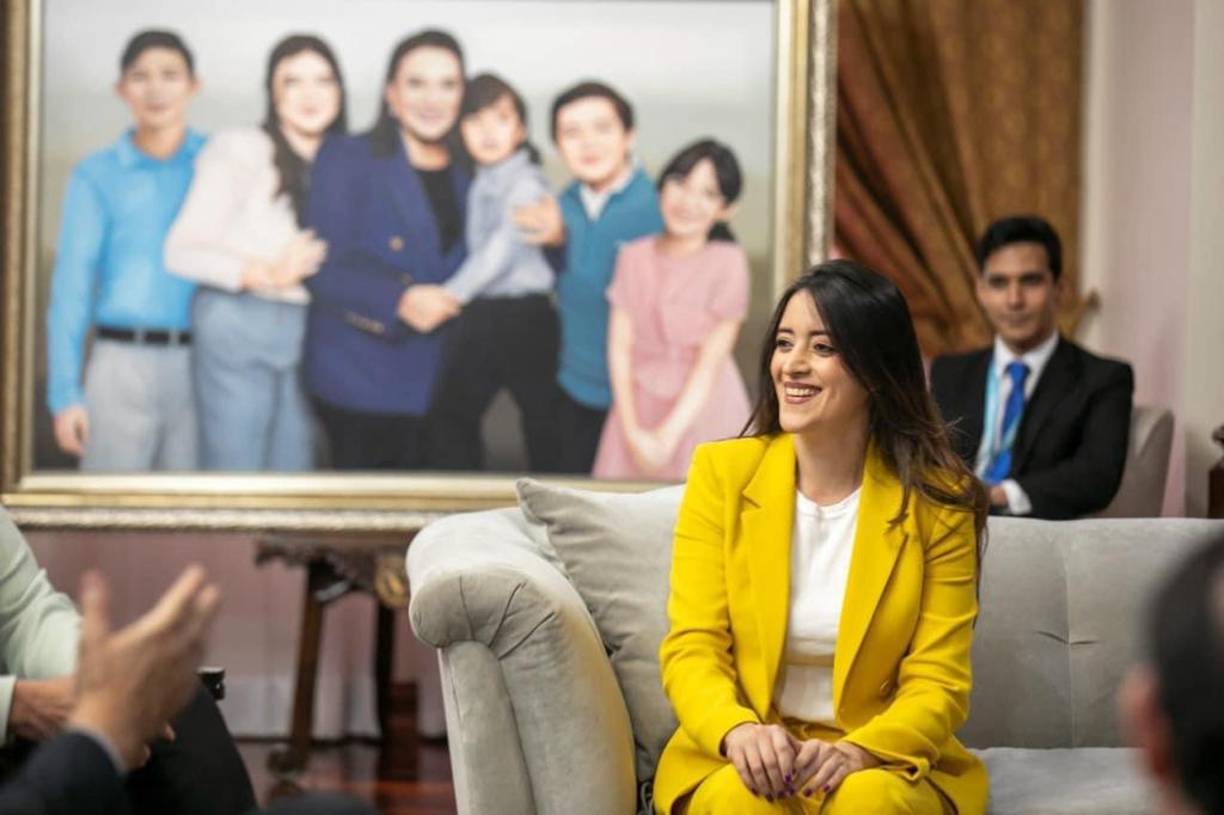 Aquí luce una blusa blanca, un blazer amarillo y un pantalón del mismo color. 