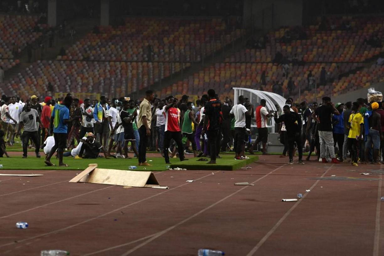 Los hinchas de las ‘Superáguilas verdes’ invadieron el terreno de juego y rompieron los banquillos de suplentes.