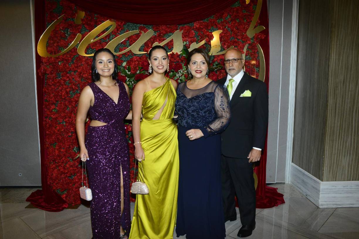 Valeria y Helena Bennatón con Patricia Mariona y Carlos Bennatón.