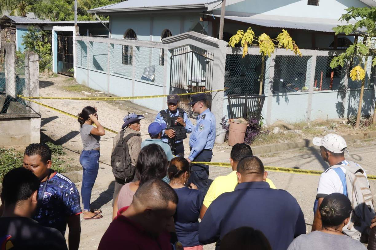 Posteriormente, los obligaron a subir a dos vehículos y, finalmente, los ejecutaron de manera brutal.