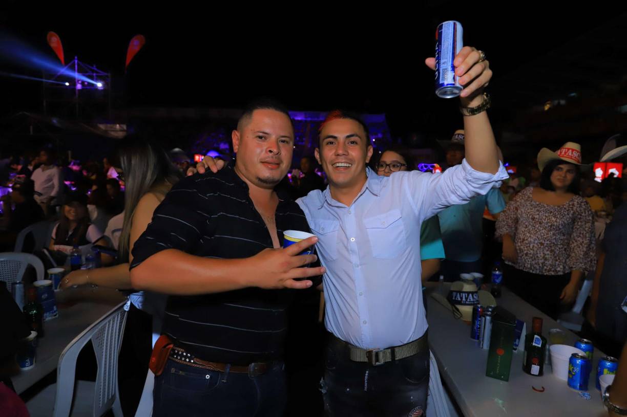FOTOS: Así disfrutaron los sampedranos del concierto de “El Buki”