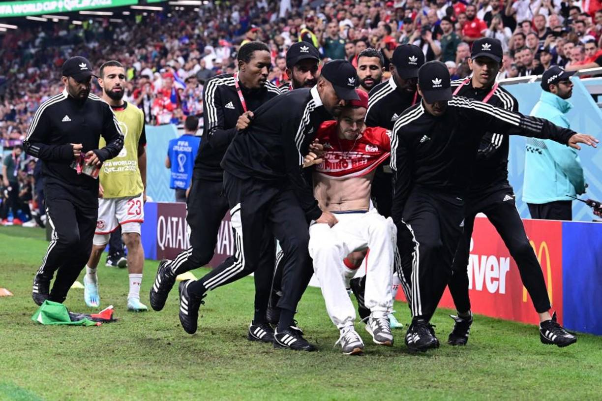 Los efectivos de seguridad arrestaron al invasor que detuvo por minutos el partido.