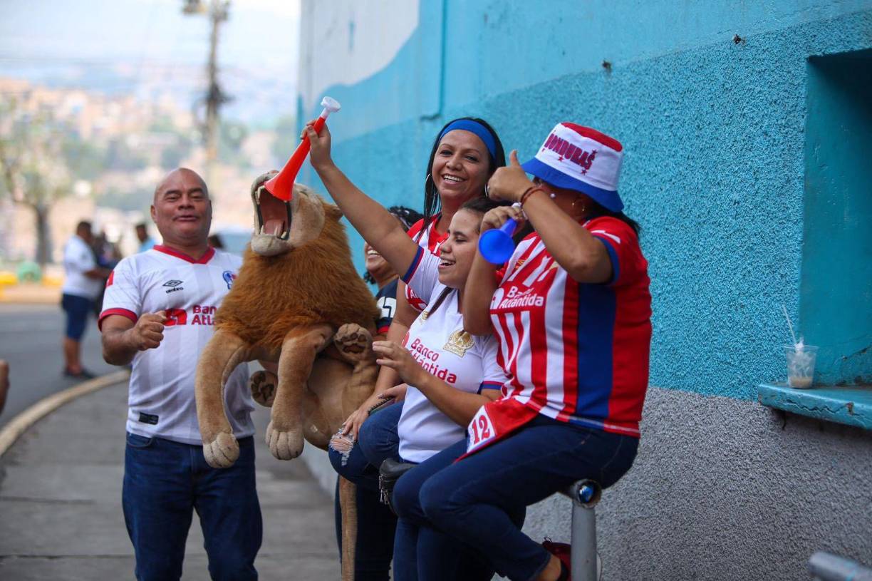 Ya se comienza a vivir la alegría en el Estadio Nacional Chelato Uclés. Los aficionados ya muestran su euforia de cara al gran duelo.