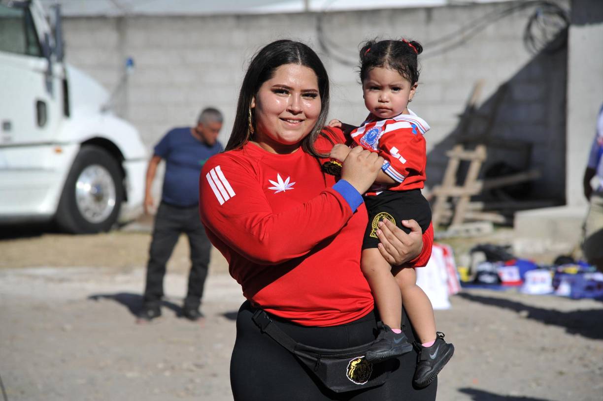 ¡Qué ternura! La pequeña aficionada y las chicas también también posaron para las cámaras de Diario LA PRENSA.