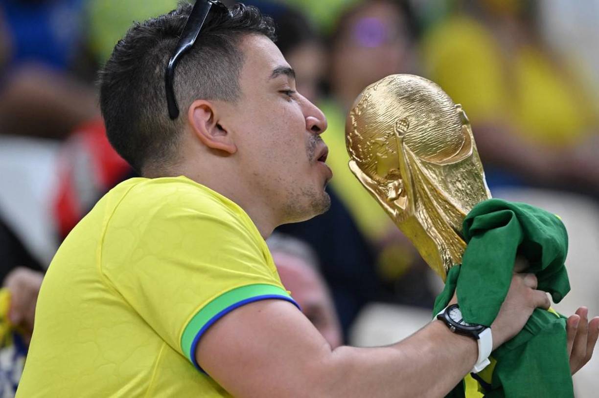 Las réplicas de la Copa del Mundo estuvo presente en el estadio.