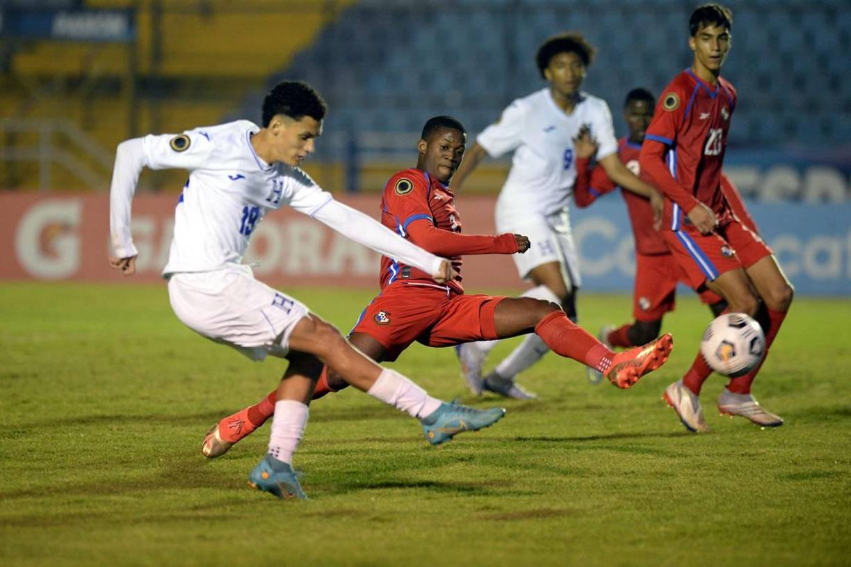Russel Cruz le pegó de derecha para marcar el descuento de Honduras en los últimos minutos del tiempo de descuento.