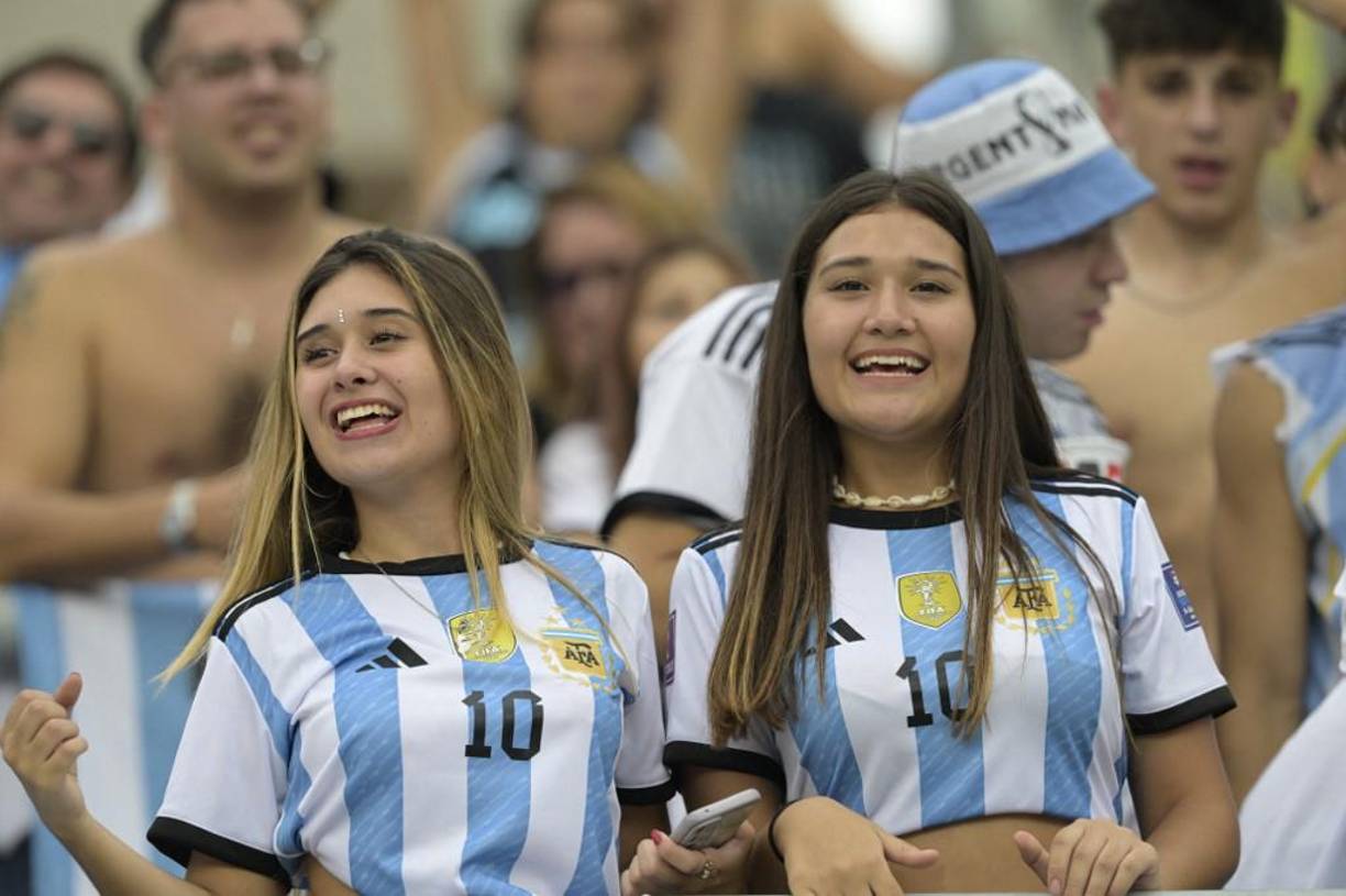 Bellas jóvenes fueron captadas en las graderías.