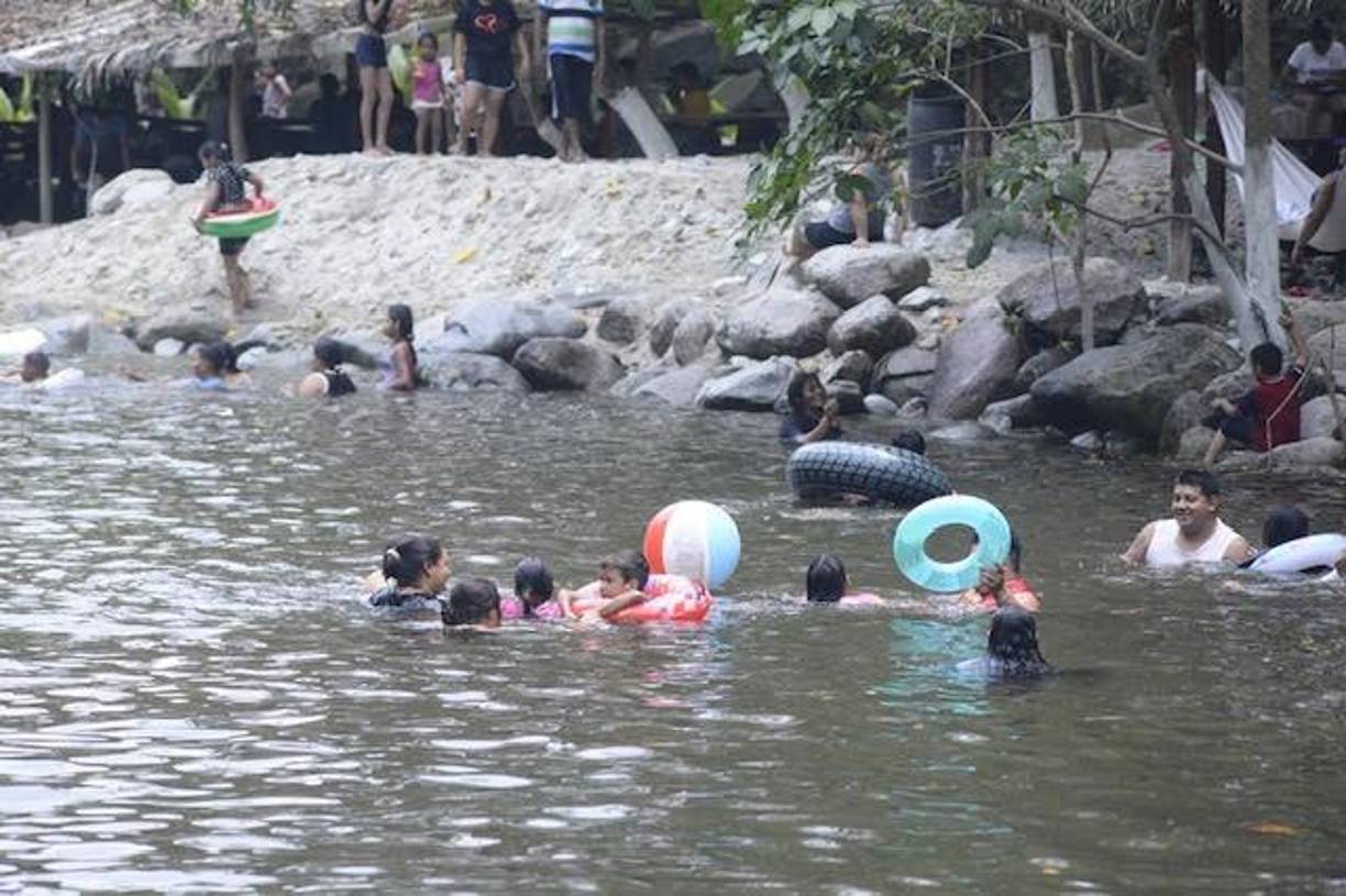 “Estamos brindando seguridad en todos los centros turísticos de San Pedro Sula para que el turista se sienta seguro y disfruten de estas vacaciones de la Semana Mayor” dice el subdirector de la Policía Municipal, Dagoberto Carrasco. Piden a la población ser precavida.