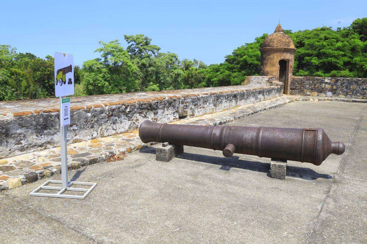 Construida en el siglo XVIII por los españoles, la fortaleza es uno de los principales atractivos turísticos de la región. Es un sitio histórico que ha sido restaurado y abierto al público. Los visitantes pueden explorar las murallas, los patios y los cañones, y aprender sobre la historia del lugar.