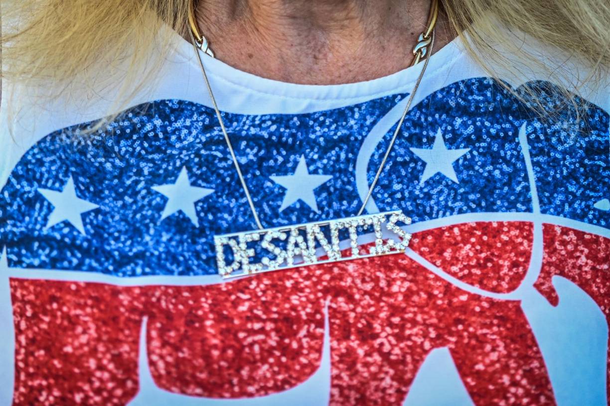 Su salto al escenario nacional llegó durante la pandemia de covid-19, cuando promovió una reapertura rápida de los negocios y criticó con dureza las medidas sanitarias impuestas por el gobierno demócrata de Joe Biden. 