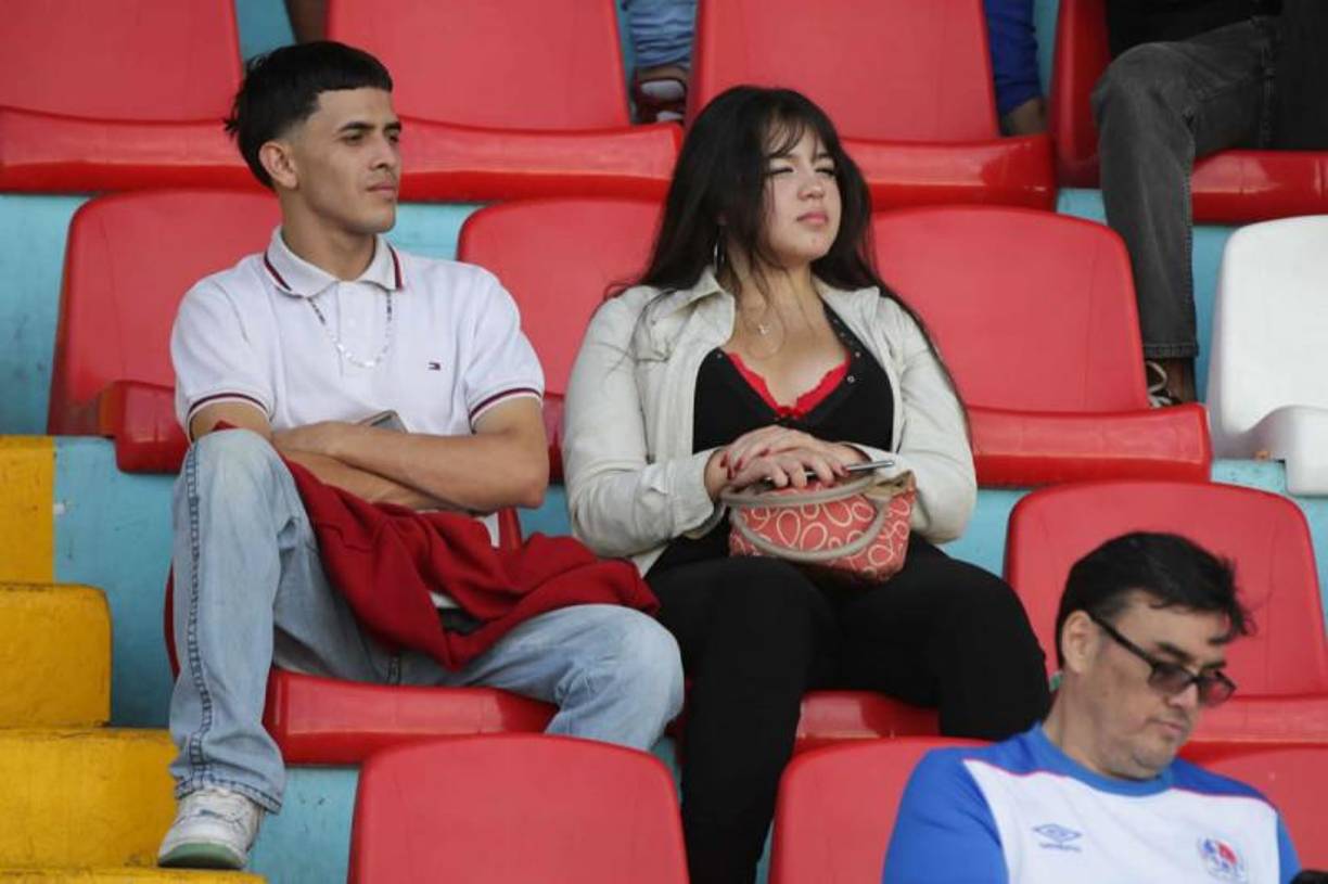 Esta hermosa chica robó miradas en el sector de silla del estadio Nacional Chelato Uclés.