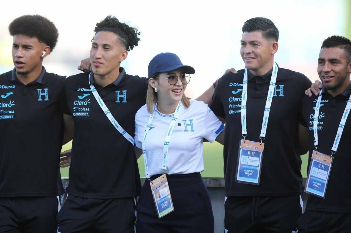 La famosa influencer y comunicadora, Jennifer Aplicano, también estuvo presente en el Estadio Nacional Chelato Uclés. 