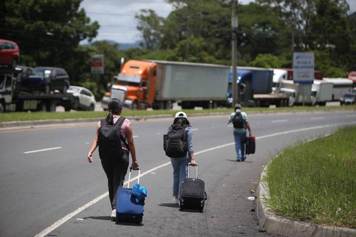Muchos ciudadanos tuvieron que caminar para llegar hasta sus destinos.