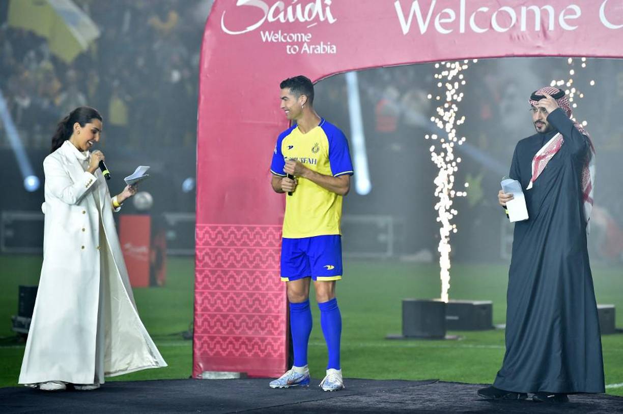 Arabia Saudita, país desértico de 35 millones de habitantes, está sacudido por la ‘Ronaldomanía’ desde el anuncio de su fichaje por un salario estimado en 200 millones de euros (211 millones de dólares) hasta junio de 2025.