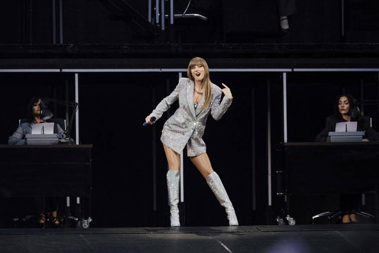 De acuerdo al informe proporcionado, la gira de la cantante de “Shake It Off” obtuvo en venta de boletos poco más de 700 millones de dólares en ganancias y generó más de cuatro mil millones de dólares (72 mil millones de pesos) al producto interno bruto (PIB) de Estados Unidos.