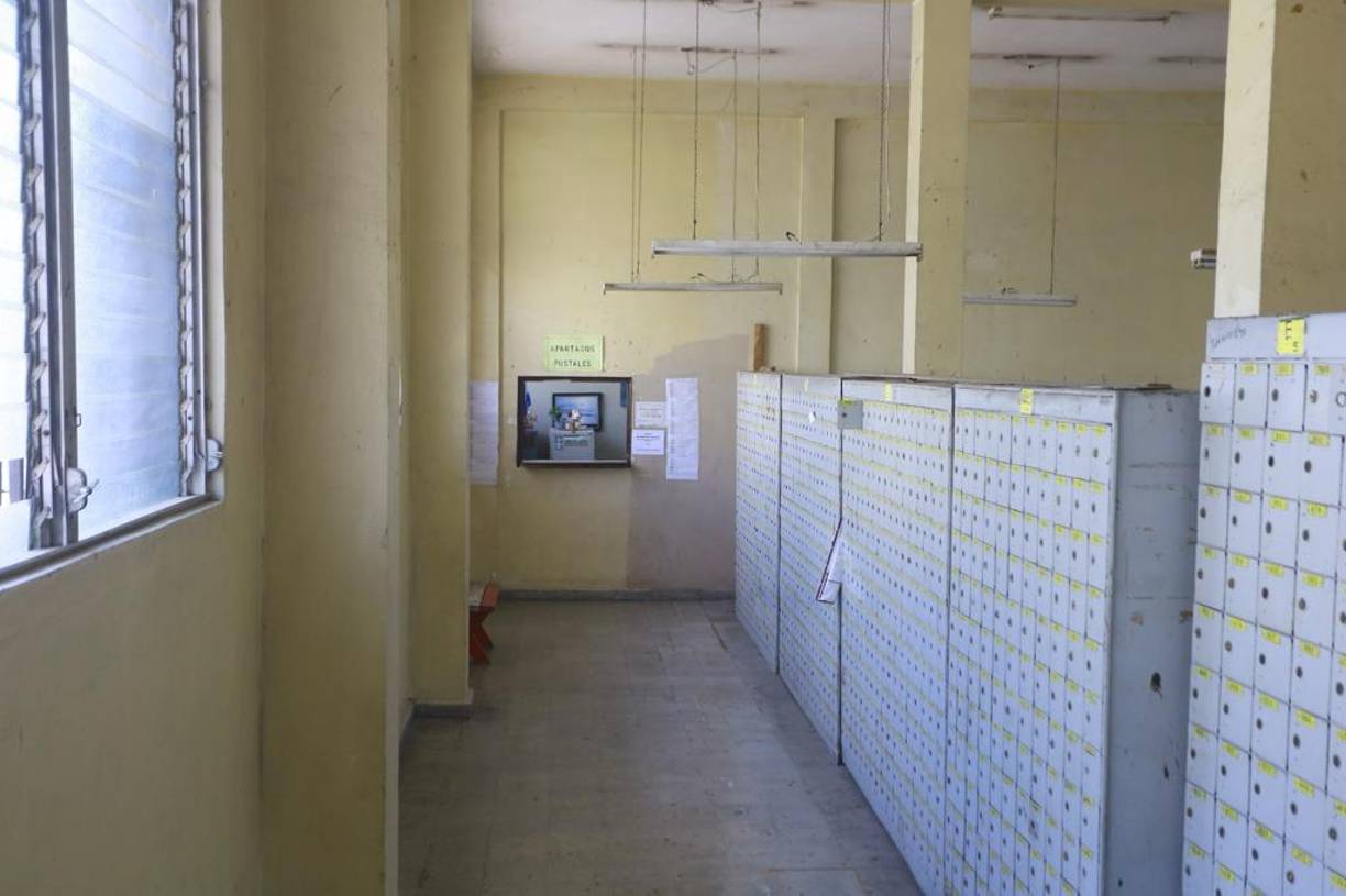 Para 1926 por medio de la UPU con sede en Montevideo, ya Honduras contaba con sellos postales. Por muchas décadas las cartas fue el medio de comunicación más utilizado entre los hondureños.