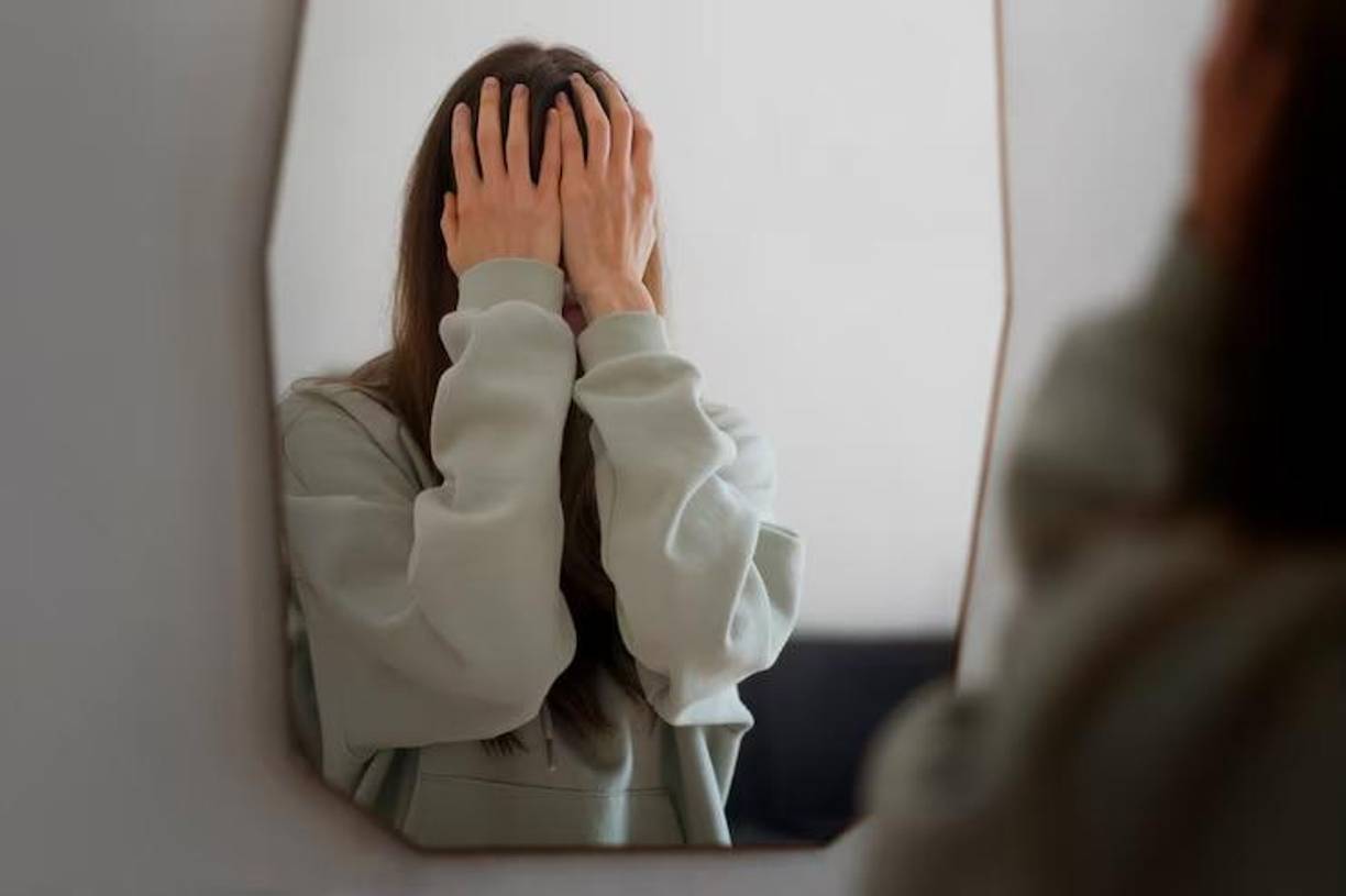 Los resultados de la operación suelen agrandar la frustración en lugar de eliminarla. Quienes padecen TDC suelen presentar estos síntomas:- Conductas de <b>camuflaje</b> que alteran su día a día, con maquillaje o adoptando ángulos o posturas que les favorecen.<br />- <b>Comparación</b> con uno mismo y con los demás.<br />- <b>Verificación</b> (se miran compulsivamente al espejo).<b>- Aseo</b> e higiene excesivos.<br /><b>- Pellizcarse</b> la piel.<br />- <b>Inseguridad</b>.<br />- Baja <b>autoestima</b>.<br />- Conductas <b>evitativas</b> (cancelar citas, por ejemplo, para no ser juzgados).