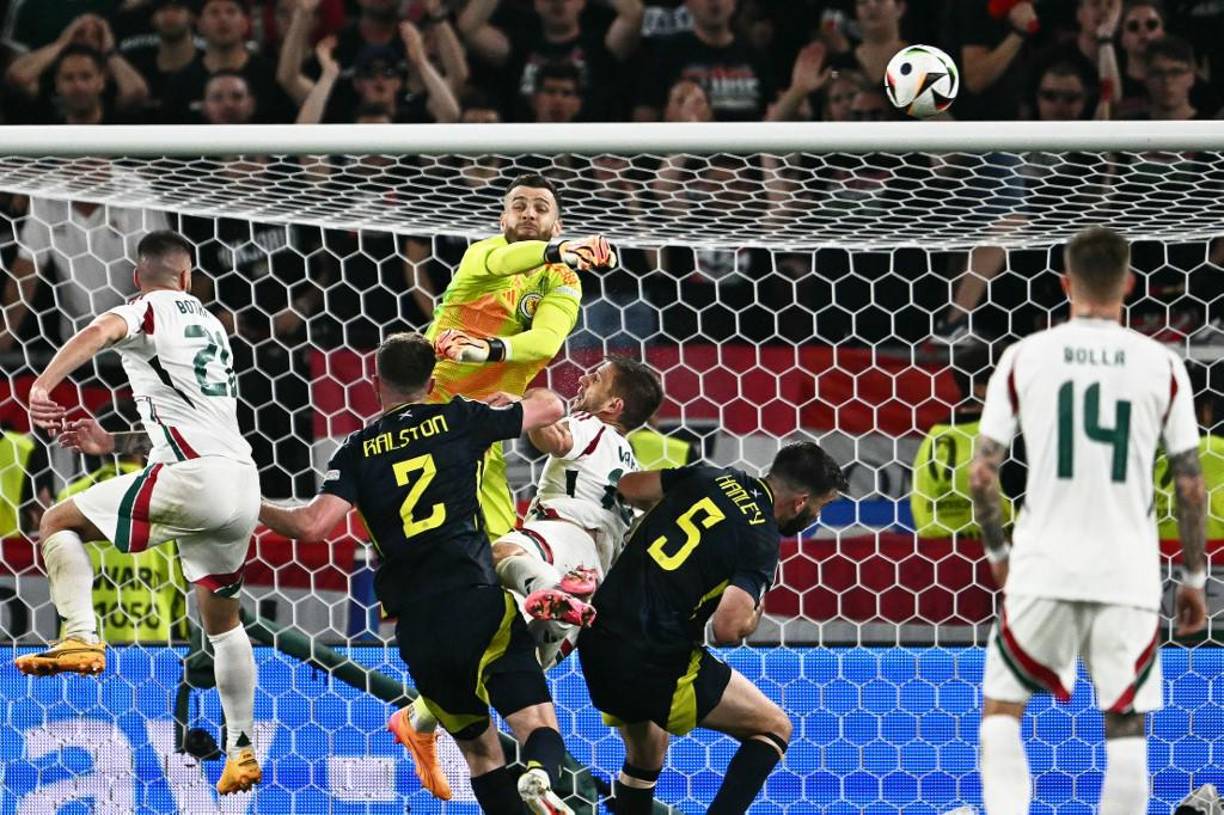 Varga quedó noqueado en la cancha dentro del área.