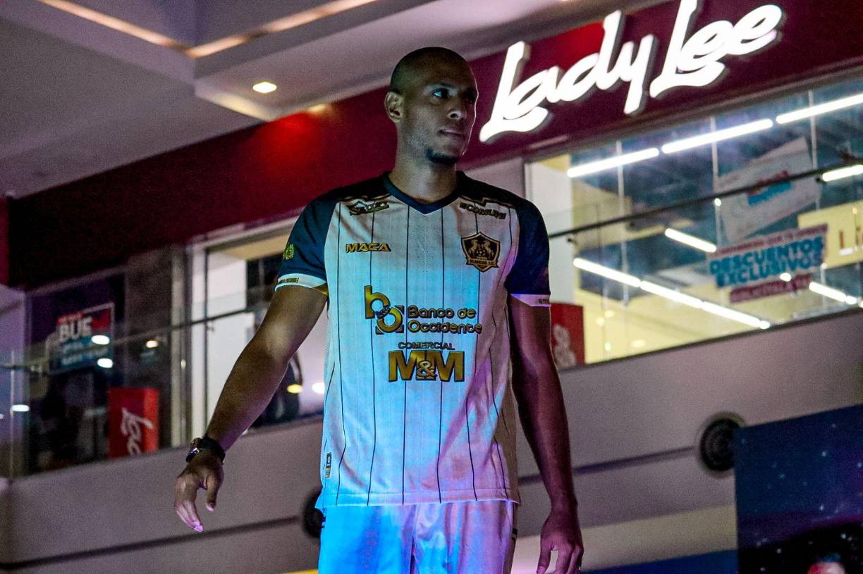 Eddie Hernández, uno de los fichajes de los Potros de Olancho, luciendo la camisa de visita de su equipo.