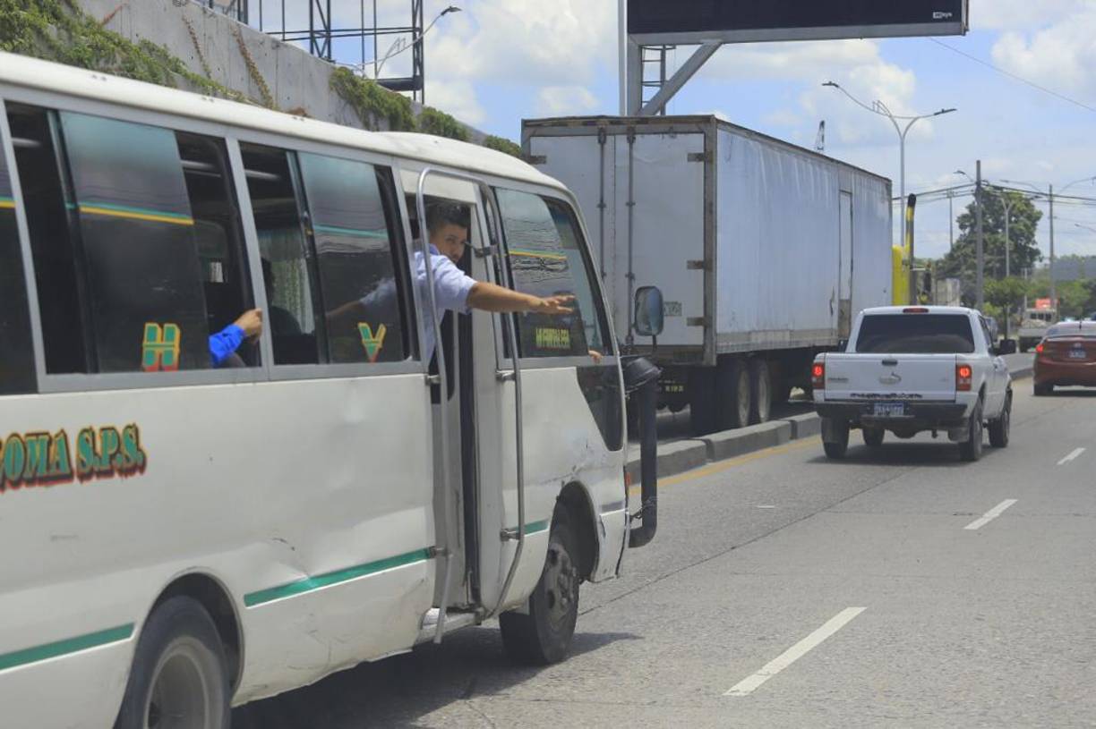 - Que los conductores bajen o suban pasajeros fuera de los espacios establecidos en ley. - Que los vehículos de transporte público circulen con las puertas abiertas.