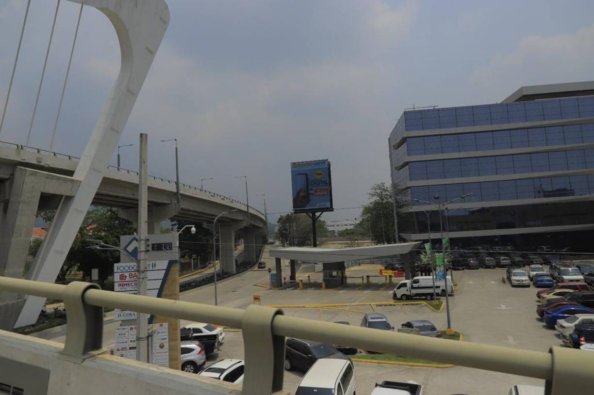 Su inversión fue de más de 166 millones de lempiras. El paso cuenta con tres niveles.