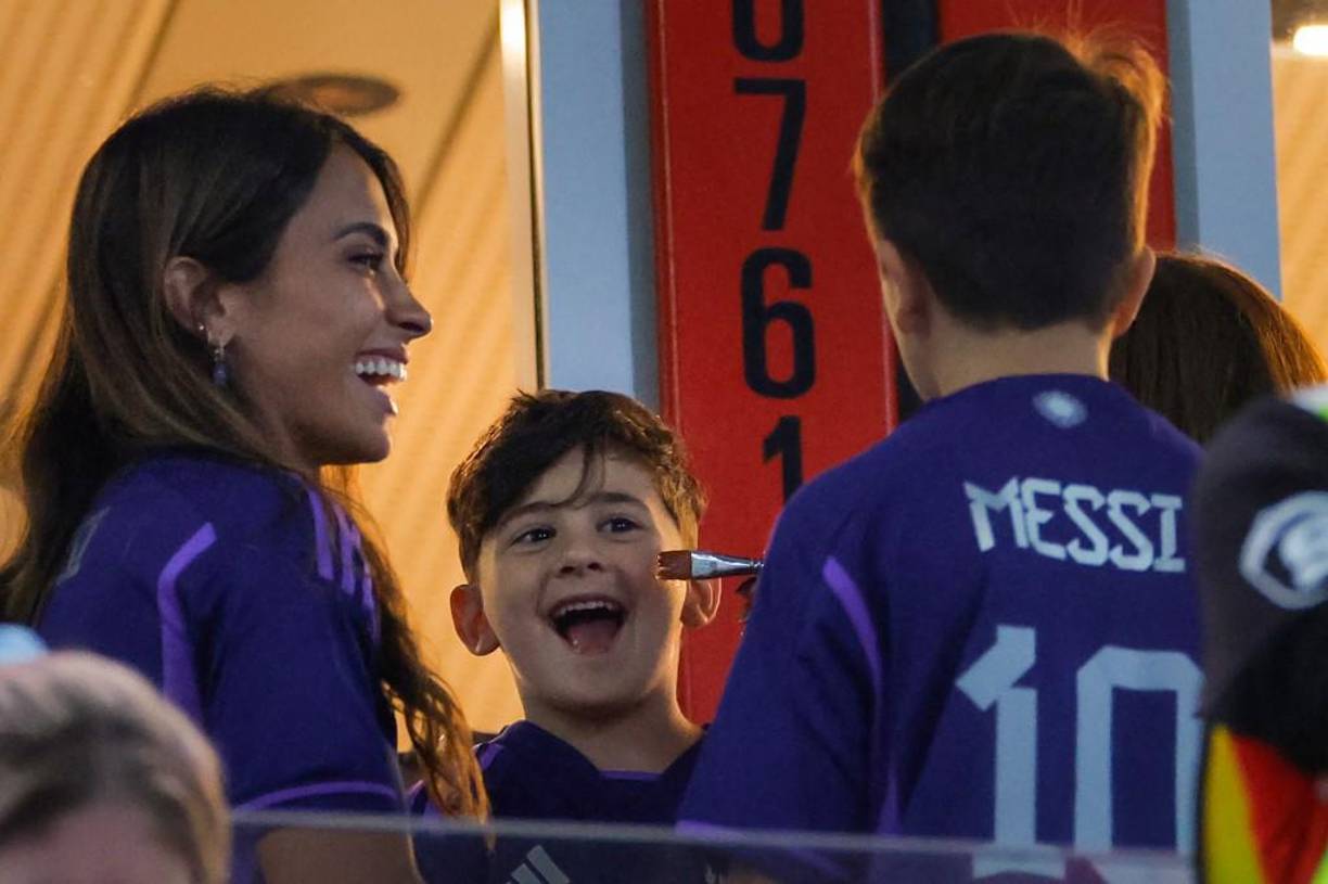  <b>Ciro Messi</b>, el más pequeño de los hijos de la pareja de <b>Antonela Roccuzzo</b> y <b>Lionel Messi</b> , se mostró emocionado cuando le pintaron la cara con los colores de Argentina.