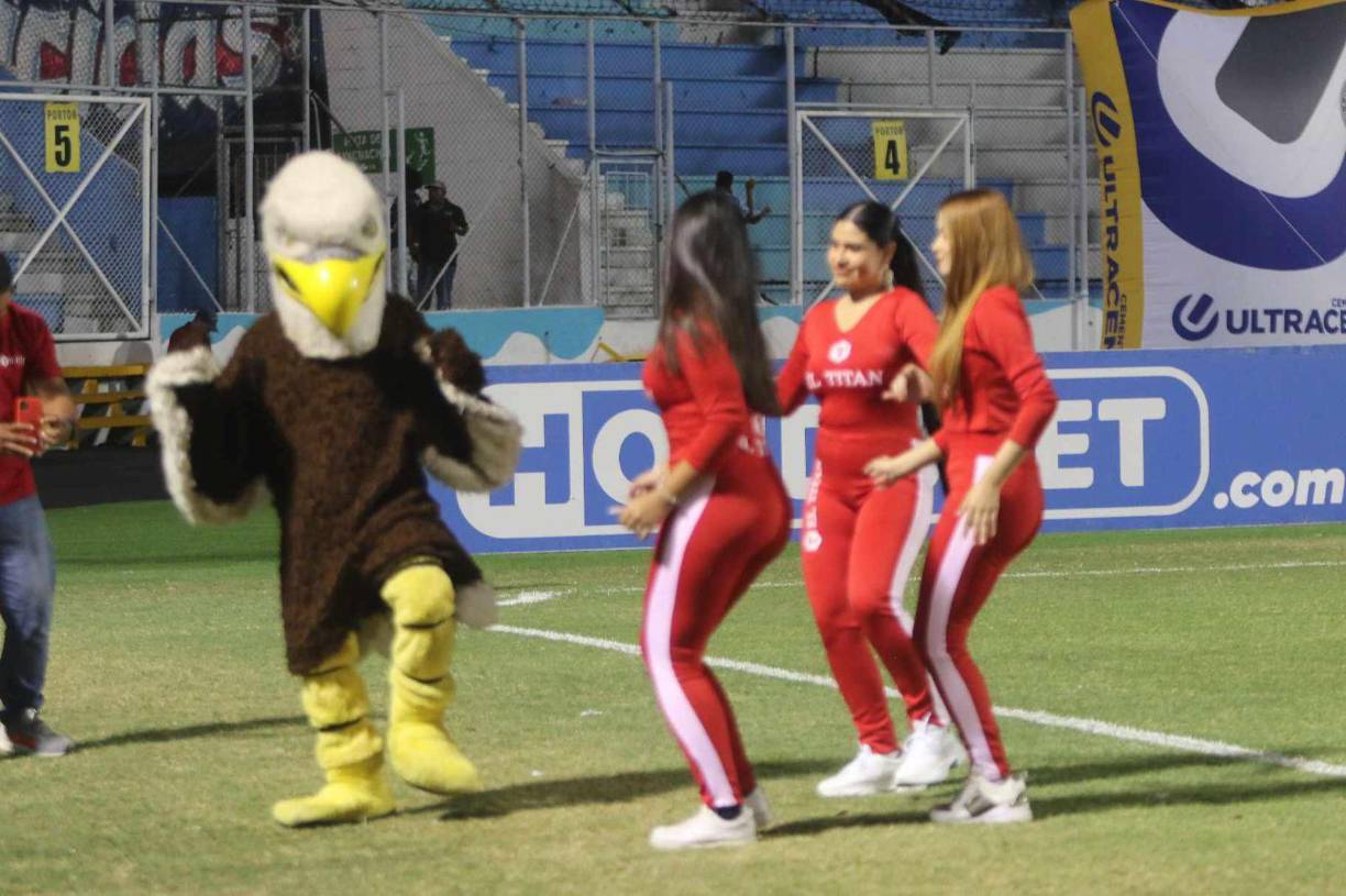 Juntos se exhibieron y sacaron los pasos prohibidos en el recinto capitalino. 