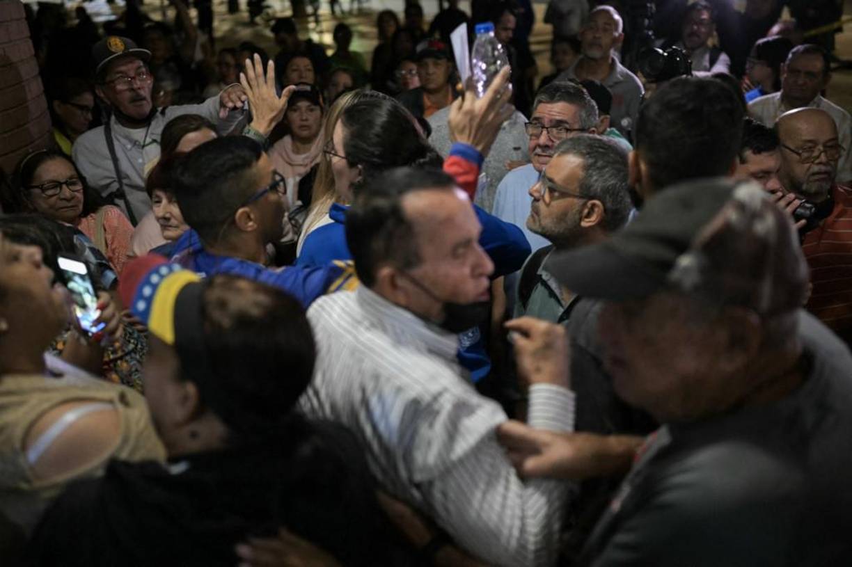 El proceso electoral es automatizado, con resultados centralizados por el Consejo Nacional Electoral. Su directiva está integrada por cinco rectores, tres vinculados con el chavismo y dos con la oposición.