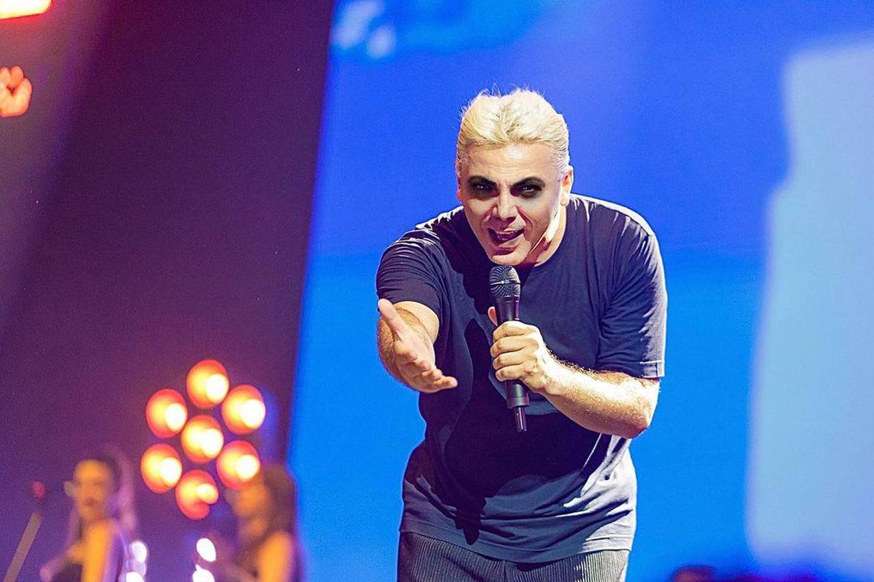 <b>“El afeminado satánico se combina y a mí me fascina</b>”, explica casi con vocación docente. Queda anotado en el cuadernito que el afeminado satánico (“que no tiene por qué ser gay”, aclara él) funciona como síntesis de su carrera y su imagen pública.