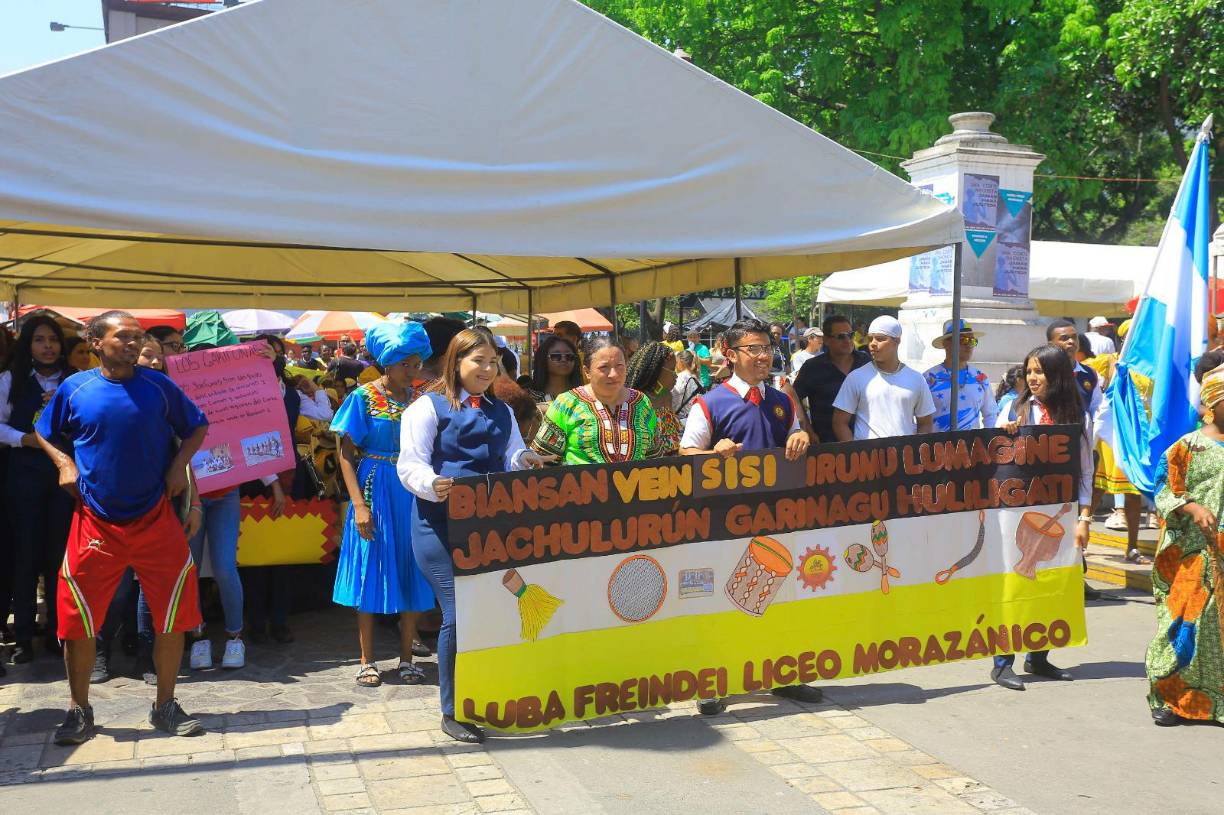 Diversos grupo artísticos realizaron presentaciones en el parque central.