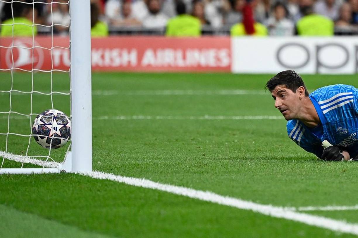 Courtois se lamentó al ver que el balón había ingresado a la portería.