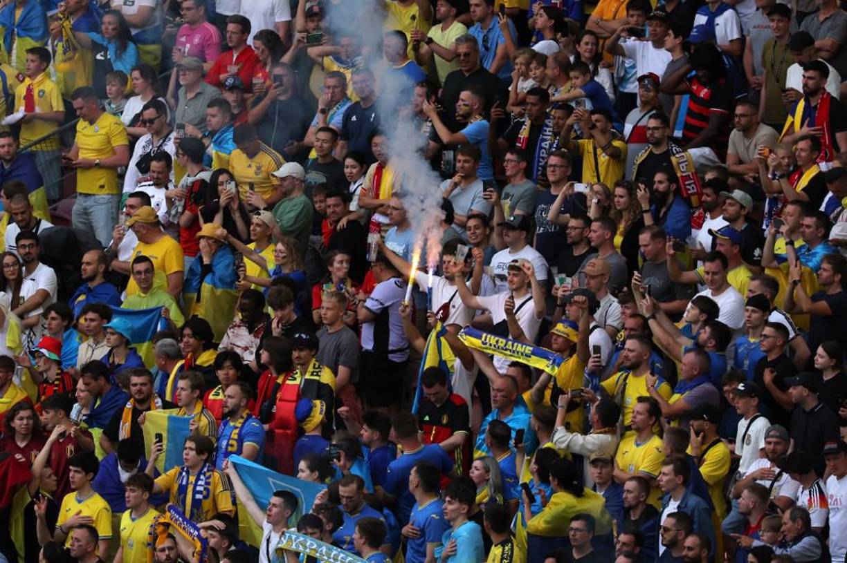 La afición de Ucrania montó una fiesta deportiva en el estadio y al final terminaron cabizbajos.
