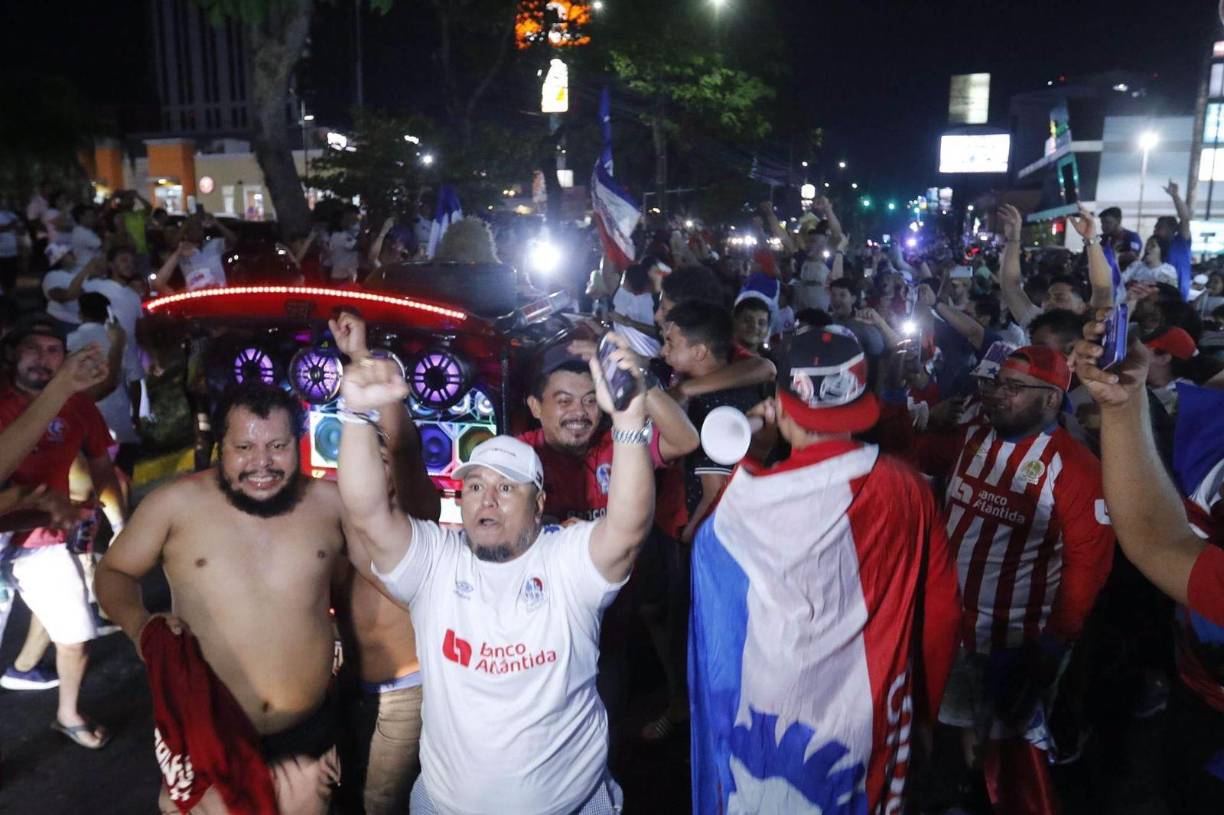 Una gran alegría mostraban los hinchas de los Albos tras el aguerrido triunfo ante el Olancho FC.