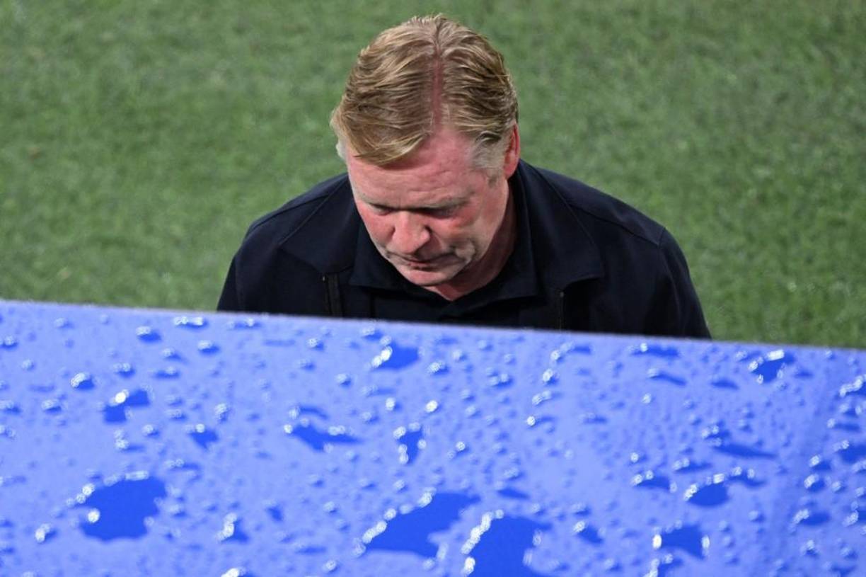 En una declaración recogida por Bild, Koeman se distanció de la penalización impuesta a su jugador Denzel Dumfries. “¿Qué podía hacer en esa posición?” cuestionó Koeman, sugiriendo que decisiones así impiden jugar bien al fútbo