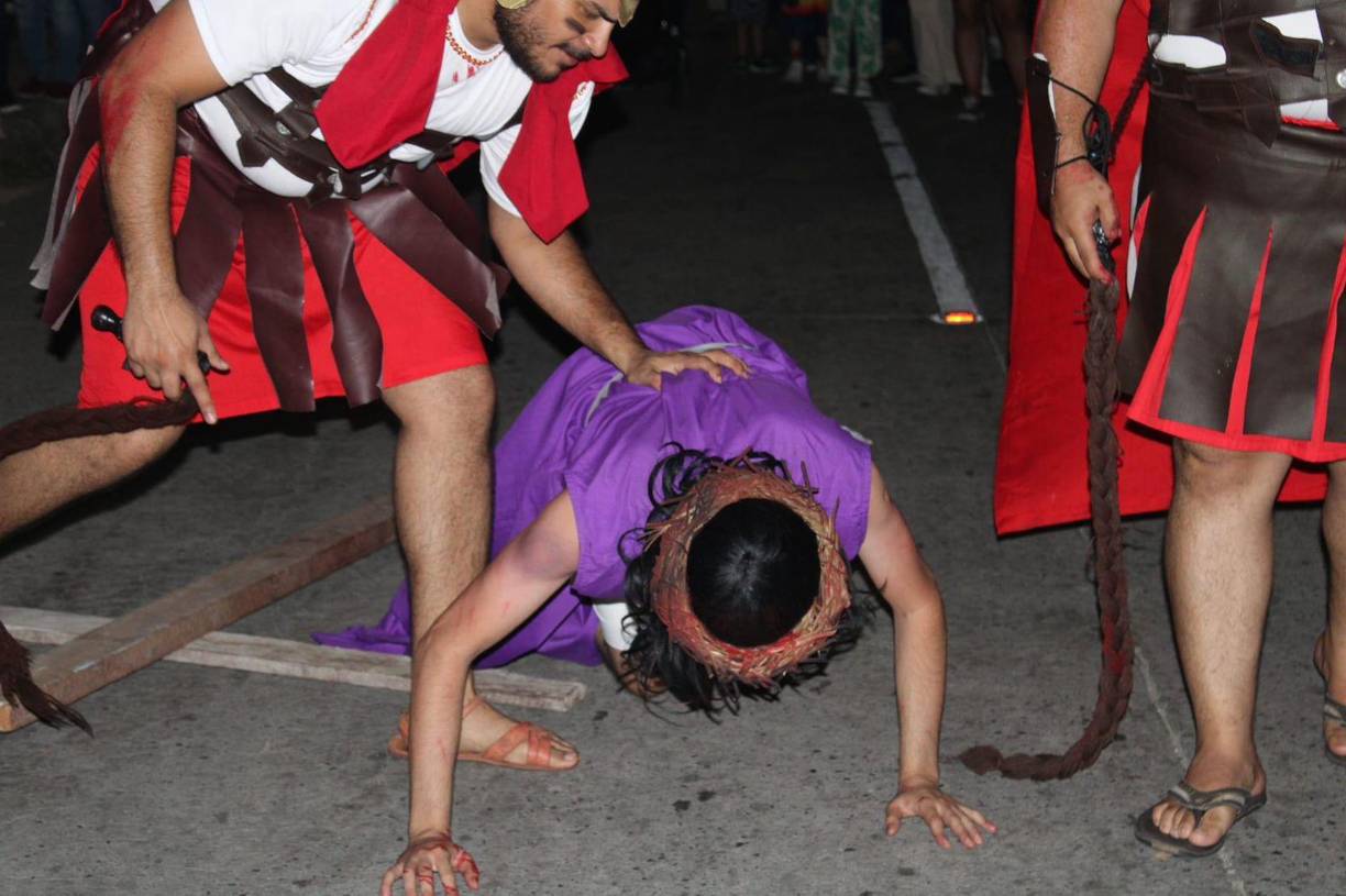 Al igual que ellos, en muchas parroquias recuerdan el camino a la cruz, pero lo hacen el Viernes Santo.