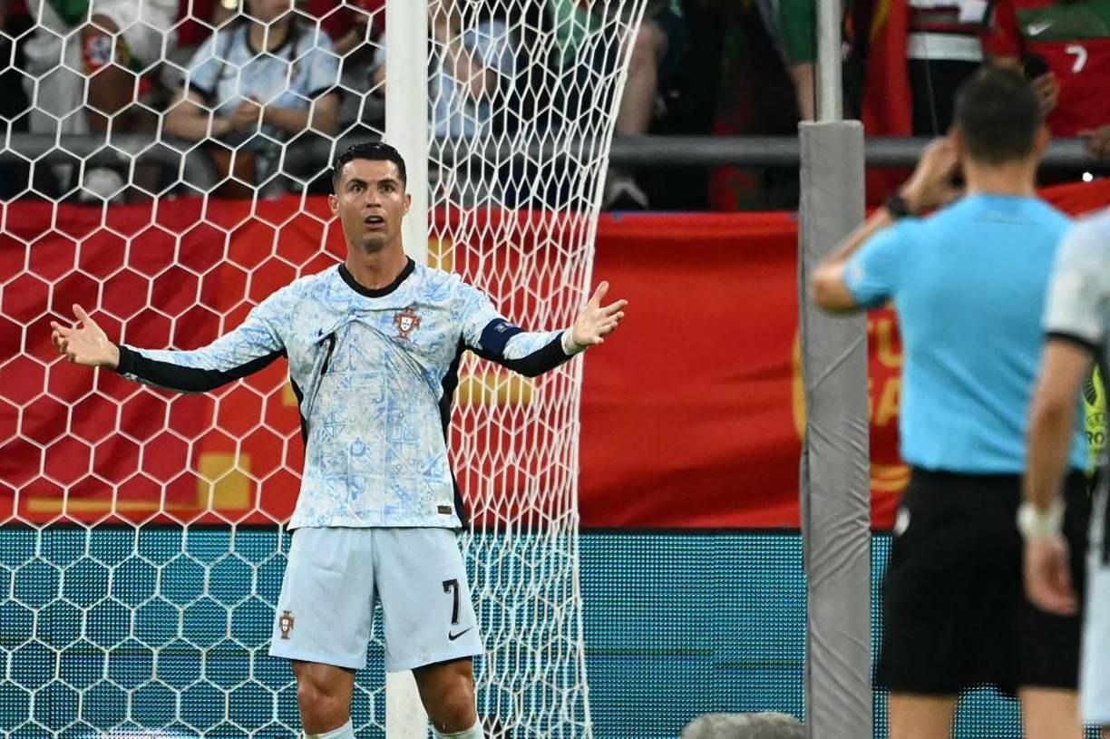 Debido a su fuerte reclamo, el árbitro central le mostró la tarjeta amarilla al astro luso Cristiano Ronaldo.