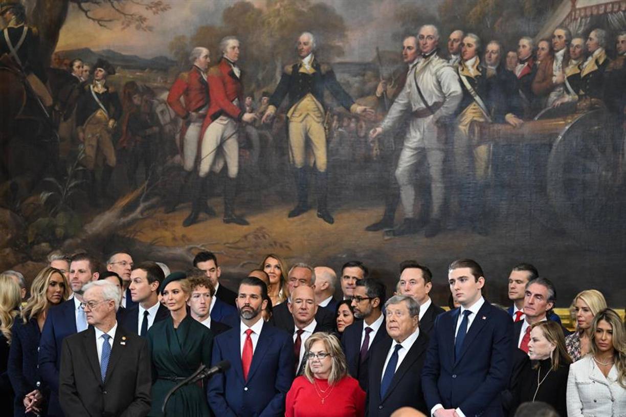 La familia del magnate, así como sus aliados más cercanos, entre ellos Elon Musk, en el Capitolio.