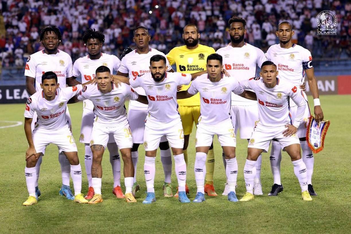 El 11 titular del Olimpia posando previo a enfrentar al Atlas de México.
