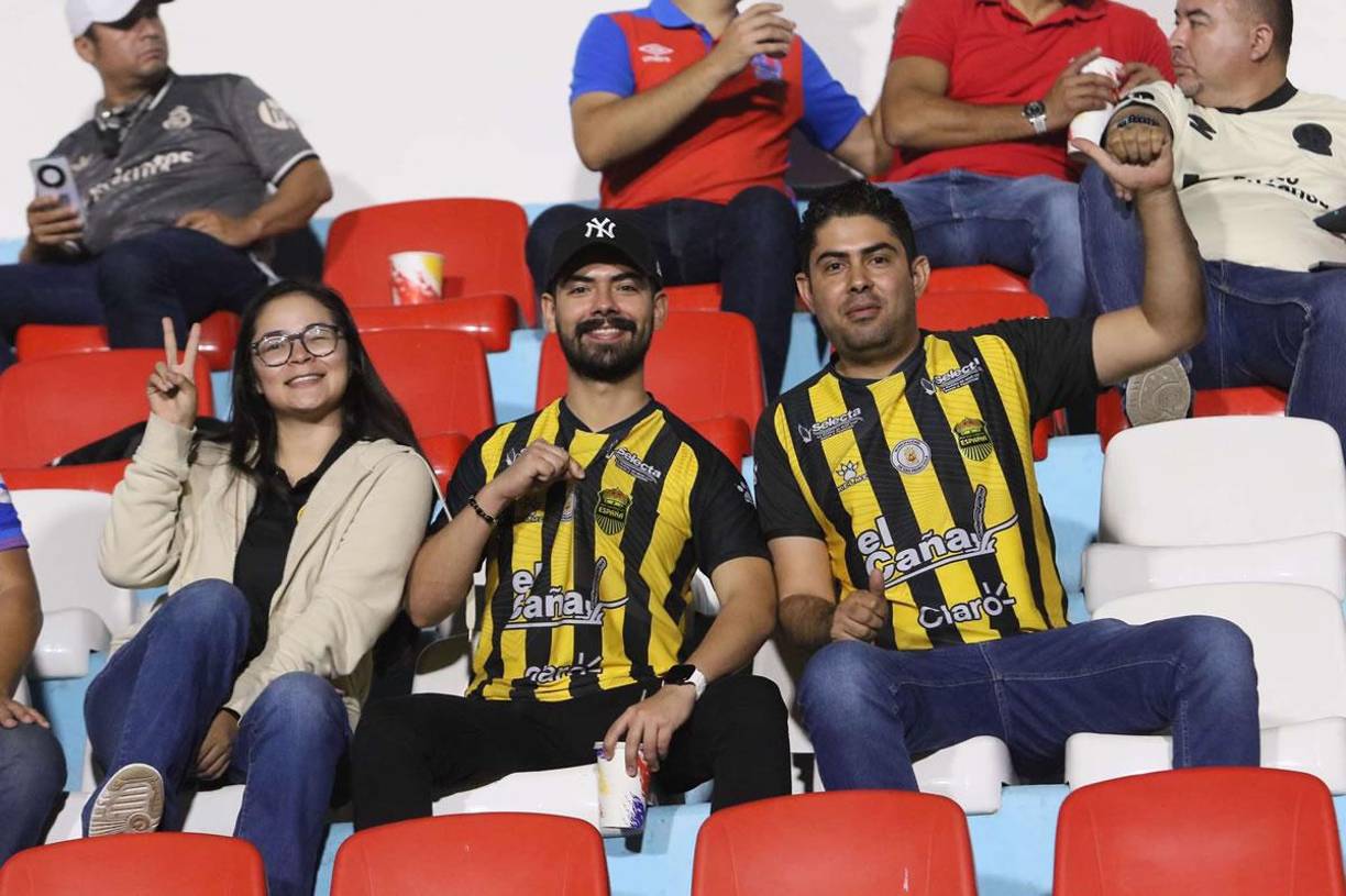 Los hinchas del Real España que llegaron al estadio Nacional para paoyar a su equipo.