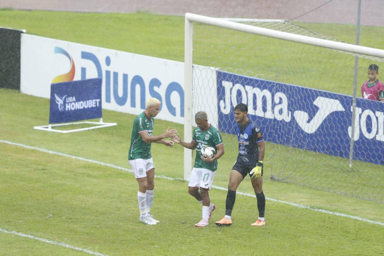 Alexy Vega terminó convirtiendo y le dio el empate 2-2 a Marathón en el estadio Olímpico. Tejeda sorprendió con su look rubio en su debut.