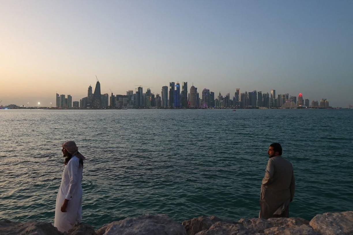 Las mujeres no pueden utilizar vestidos cortos, minifaldas, ropa sin mangas, bikini ni los clásicos pantalones rotos que permitan ver la piel. Si bien no existe una legislación al respecto, se pide a los visitantes que eviten este tipo de vestimenta, así como remeras escotadas o apretadas al cuerpo. 