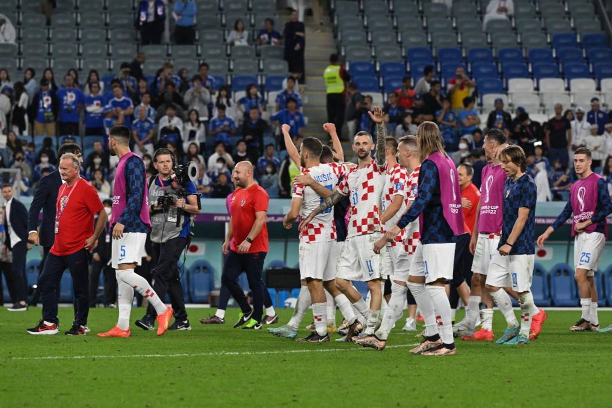 “Jugadores de Argentina recibieron instrucciones especiales sobre cómo provocar a los tres jugadores croatas a quienes consideran los eslabones más débiles del equipo en este asunto”, afirma el artículo periodístico.